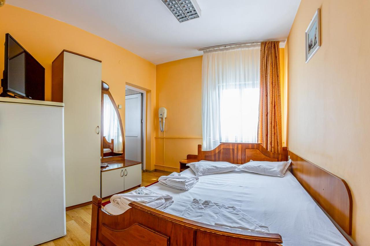 Motel Dasiana ทาร์กู จิอู ภายนอก รูปภาพ