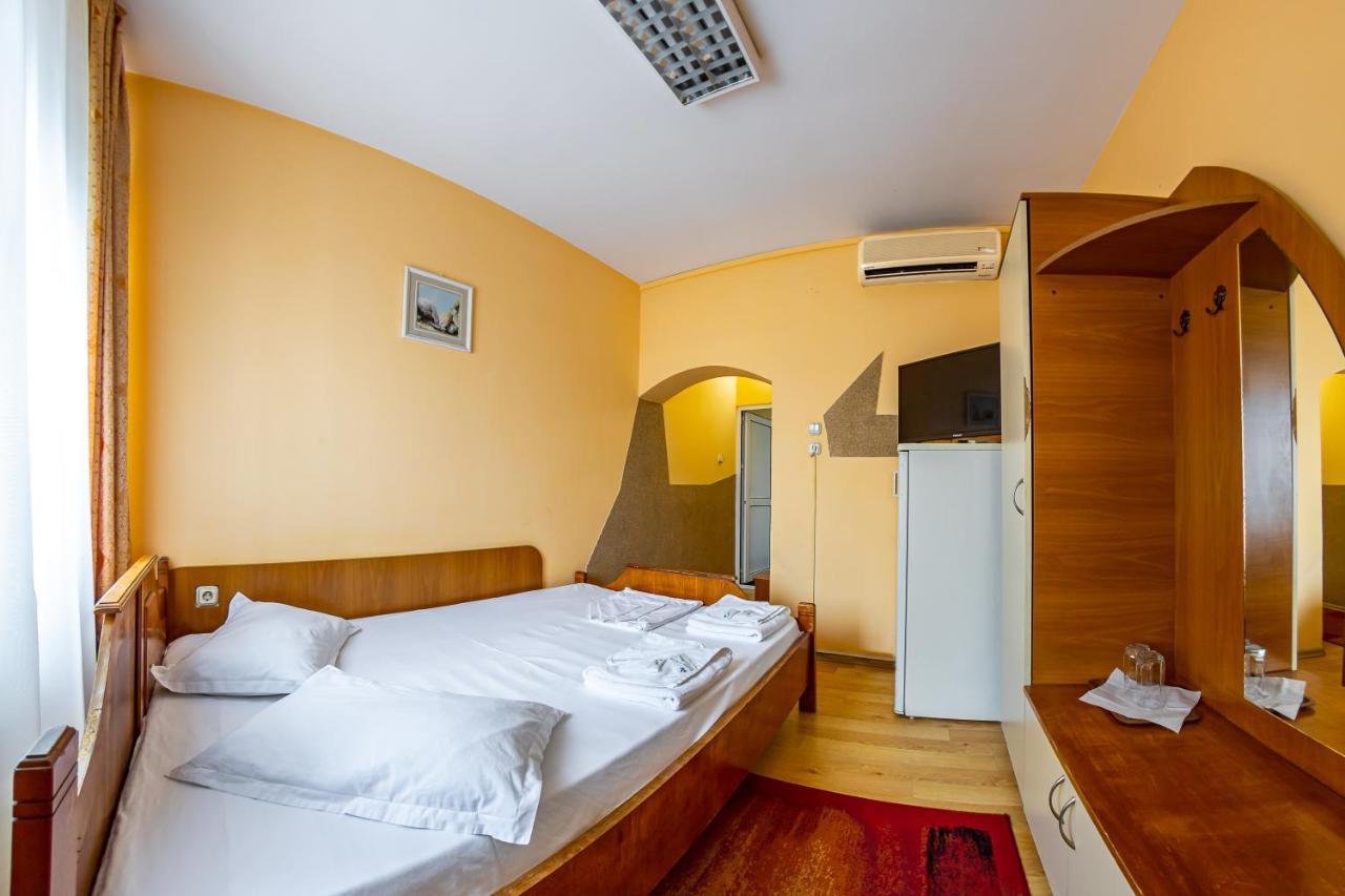 Motel Dasiana ทาร์กู จิอู ภายนอก รูปภาพ