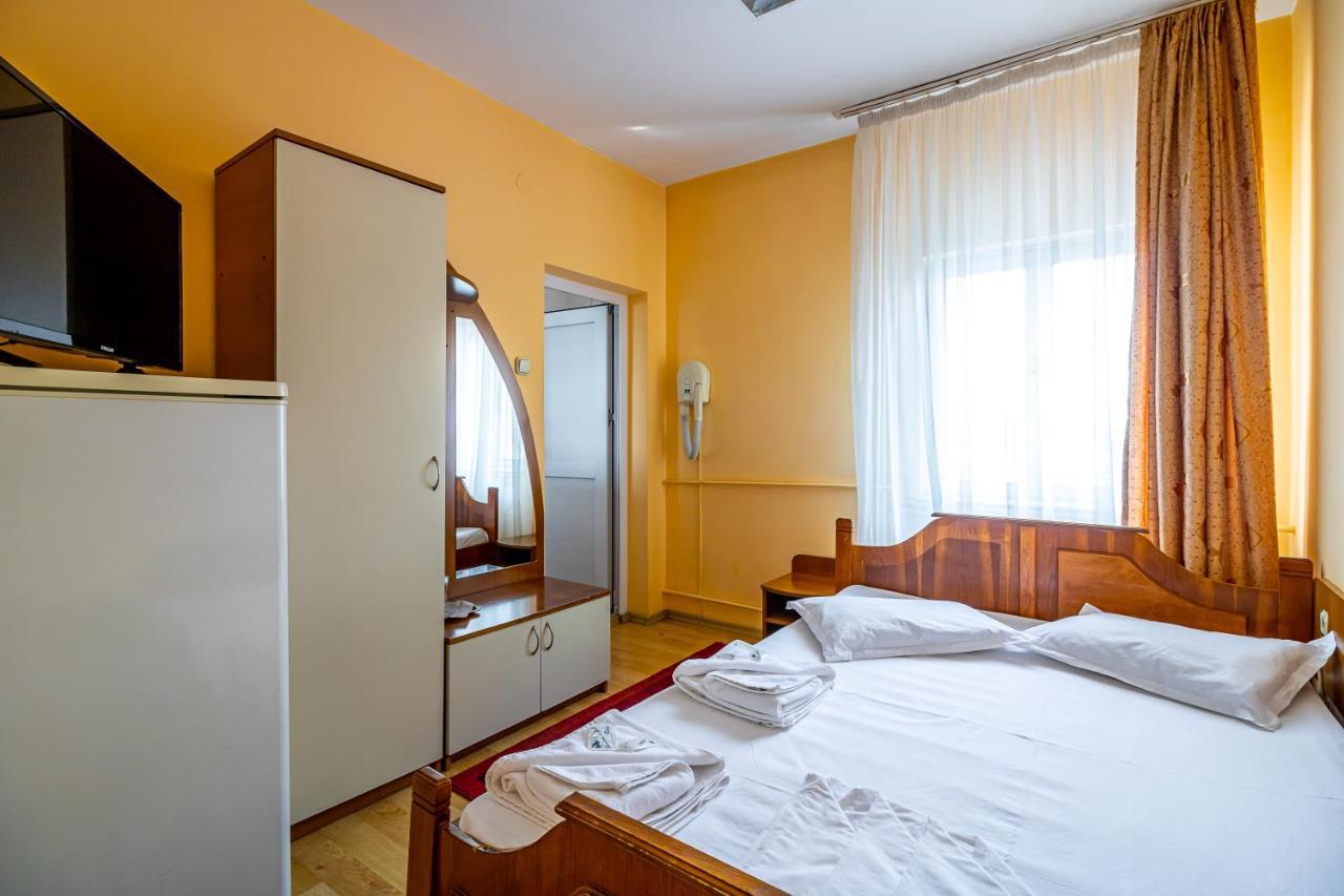 Motel Dasiana ทาร์กู จิอู ภายนอก รูปภาพ